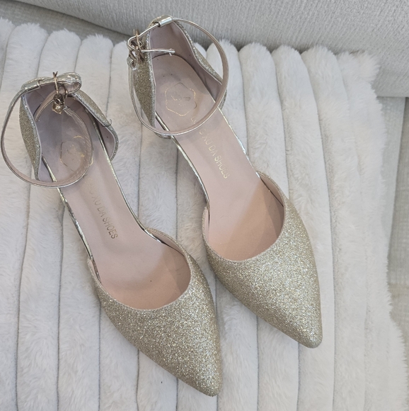Elegant Gold Glitter Women's Shoes - Picture 3 of 15